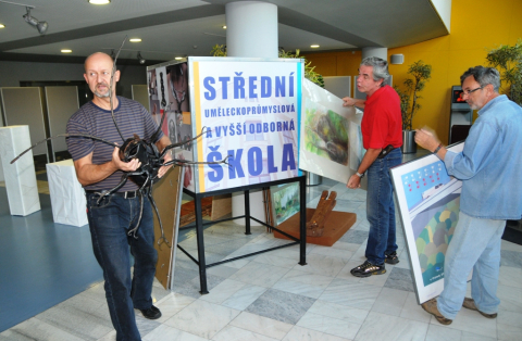 Dnes profesoři instalovali výstavu studentů SUPŠ Turnov ve vestibulu KÚ L